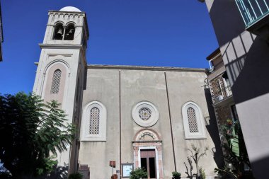 Castelmola, Sicilya, İtalya - 28 Ağustos 2020: San Nicol di Bari Katedrali, 16. yüzyılda inşa edildi ve 1953 yılında Romanesk-Gotik tarzda yeniden inşa edildi