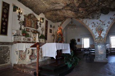 Taormina, Sicilya, İtalya - 28 Ağustos 2020: Meryem Ana della Rocca Sığınağı 'nın içi Monte Tauro' nun köye bakan kayasına oyuldu