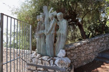 Taormina, Sicilya, İtalya - 29 Ağustos 2020: Madonna della Rocca Sığınağı 'na tırmanan sanatçı Domenico Girbino' nun bronz heykeli