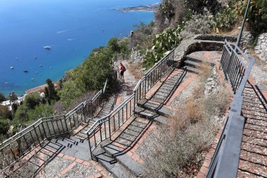 Taormina, Sicilya, İtalya - 28 Ağustos 2020: Monte Tauro 'daki Via Crucis patikasından Panorama