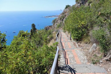 Taormina, Sicilya, İtalya - 28 Ağustos 2020: Monte Tauro 'daki Via Crucis patikasından Panorama