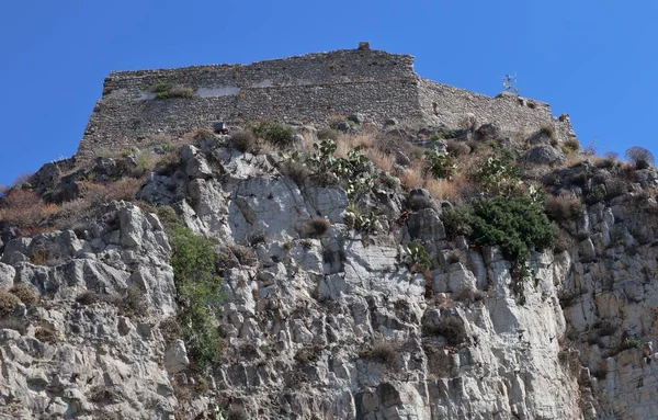 タオルミーナ シチリア島 イタリア 2020年8月28日 モンテ タウロ村を見下ろすマドンナ デッラ ロッカの聖域の十字路からのスワビアン城 — ストック写真