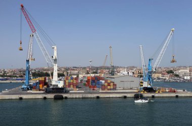 Catania, Sicilya, İtalya - 23 Ağustos 2020: Gelen feribottan ticari liman