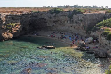 Syracuse, Sicilya, İtalya - 25 Ağustos 2020: Punta della Mola 'daki Massolivieri Plajı' nda turistler