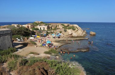 Syracuse, Sicilya, İtalya - 25 Ağustos 2020: Punta della Mola 'daki Massolivieri Plajı' nda turistler