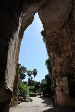 Syracuse, Sicilya, İtalya - 25 Ağustos 2020: Neapolis Arkeoloji Parkında Dionysos Kulağı