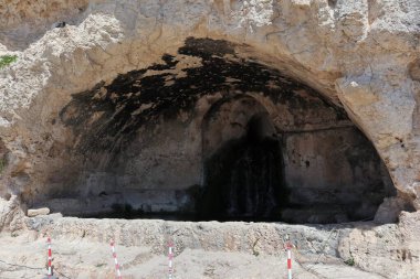 Syracuse, Sicilya, İtalya - 25 Ağustos 2020: Neapolis arkeoloji parkındaki Yunan tiyatrosunun terasında bulunan Nymphaeum Çeşmesi