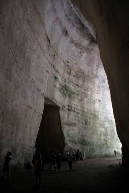 Syracuse, Sicilya, İtalya - 25 Ağustos 2020: Neapolis Arkeoloji Parkında Dionysos Kulağı