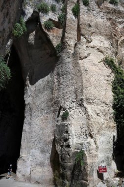 Syracuse, Sicilya, İtalya - 25 Ağustos 2020: Neapolis Arkeoloji Parkında Dionysos Kulağı