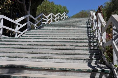 Syracuse, Sicilya, İtalya - 25 Ağustos 2020: Neapolis Arkeoloji Parkındaki tahta merdiven