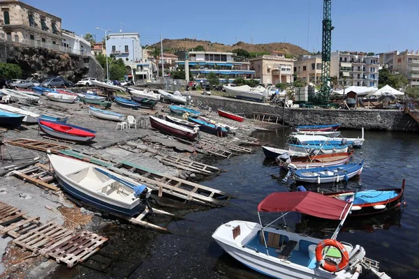 Aci Castello Sicily Italy August 2020 Boats Beach Small Port — Stock Photo, Image