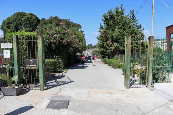 Syracuse, Sicilya, İtalya - 25 Ağustos 2020: Neapolis Arkeoloji Parkının Girişi