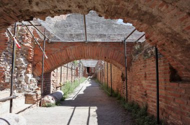 Taormina, Sicilya, İtalya - 28 Ağustos 2020: MÖ 3. yüzyılda Yunanlılar tarafından kurulan Antik Taormina Tiyatrosu arkeoloji parkı,