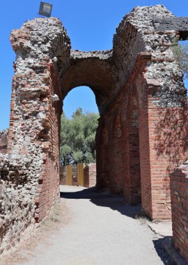 Taormina, Sicilya, İtalya - 28 Ağustos 2020: MÖ 3. yüzyılda Yunanlılar tarafından kurulan Antik Taormina Tiyatrosu arkeoloji parkı,