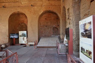 Taormina, Sicilya, İtalya - 28 Ağustos 2020: Antik tiyatronun sergi salonu