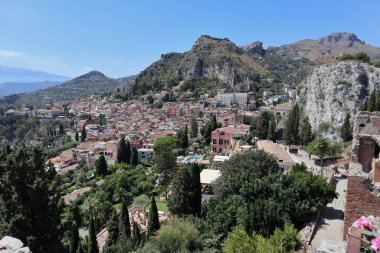 Taormina, Sicilya, İtalya - 28 Ağustos 2020: Yunan tiyatrosundan panoramik bir bakış