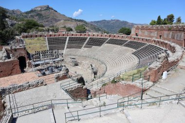 Taormina, Sicilya, İtalya - 28 Ağustos 2020: Yunanlılar tarafından MÖ 3. yüzyılda kurulan antik Taormina Tiyatrosu arkeoloji parkını ziyaret eden turistler,
