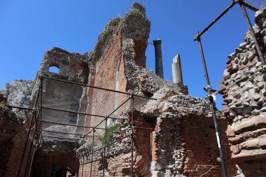 Taormina, Sicilya, İtalya - 28 Ağustos 2020: Yunanlılar tarafından MÖ 3. yüzyılda kurulan antik Taormina Tiyatrosu arkeoloji parkını ziyaret eden turistler,