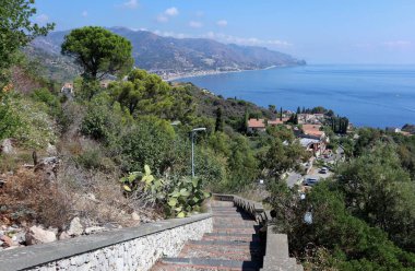 Taormina, Sicilya, İtalya - 29 Ağustos 2020 Via Pirandello Belvedere 'den Isola Bella' ya uzanan kıyı manzarası