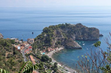 Taormina, Sicilya, İtalya - 29 Ağustos 2020 Via Pirandello Belvedere 'den inen Isola Bella Körfezi Panoraması