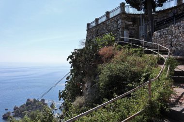 Taormina, Sicilya, İtalya - 29 Ağustos 2020 Via Pirandello Belvedere 'den inen Isola Bella Körfezi Panoraması
