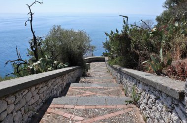 Taormina, Sicilya, İtalya - 29 Ağustos 2020 Via Pirandello Belvedere 'den inen Isola Bella Körfezi Panoraması