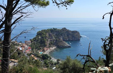 Taormina, Sicilya, İtalya - 29 Ağustos 2020 Via Pirandello Belvedere 'den inen Isola Bella Körfezi Panoraması
