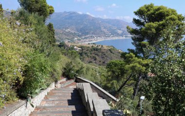 Taormina, Sicilya, İtalya - 29 Ağustos 2020 Via Pirandello Belvedere 'den Isola Bella' ya uzanan kıyı manzarası