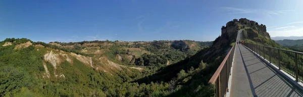 Civita Bagnoregio Lazio Włochy Września 2019 Zdjęcie Panoramiczne Mostu Dojazdowego — Zdjęcie stockowe