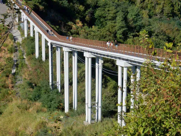 Civita Bagnoregio Lazio Italië September 2019 Toeristen Toegangsbrug Naar Het — Stockfoto
