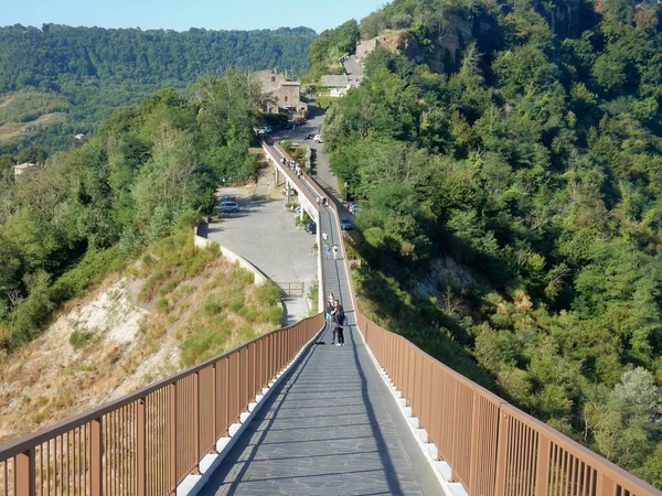 Civita Bagnoregio Lazio Ιταλία Σεπτεμβρίου 2019 Τουρίστες Στη Γέφυρα Πρόσβασης — Φωτογραφία Αρχείου