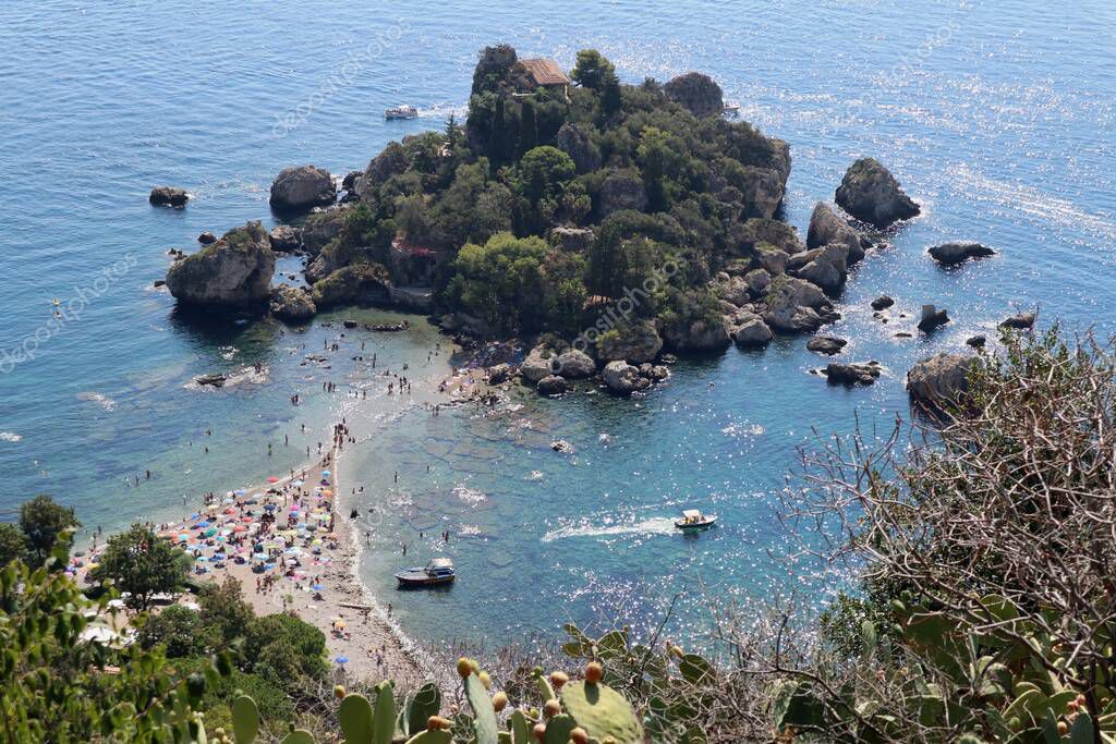 Taormina, Sicilia, Italia - 29 de agosto de 2020: Panorama de la bahía