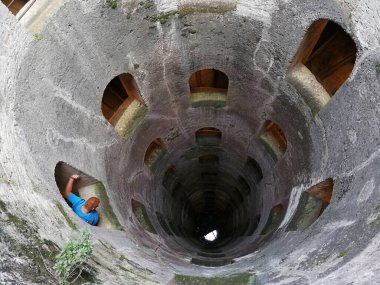 İtalya - 10 Eylül 2019: 16. yüzyılda Papa 7. Clement 'in emriyle 16. yüzyılda inşa edilen Pozzo di San Patrizio' nun iç mekanının manzarası.