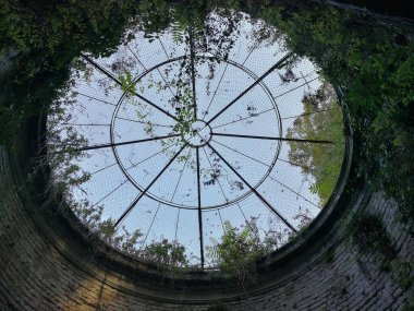 Orvieto, Umbria, İtalya - 10 Eylül 2019: Pozzo di San Patrizio 'nun 16. yüzyılda Papa 7. Clement' in emriyle bir kuşatma durumunda su sağlamak için Antonio da Sangallo tarafından inşa edilen iç mekanı