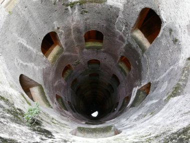 Orvieto, Umbria, İtalya - 10 Eylül 2019: Pozzo di San Patrizio 'nun 16. yüzyılda Papa 7. Clement' in emriyle bir kuşatma durumunda su sağlamak için Antonio da Sangallo tarafından inşa edilen iç mekanı