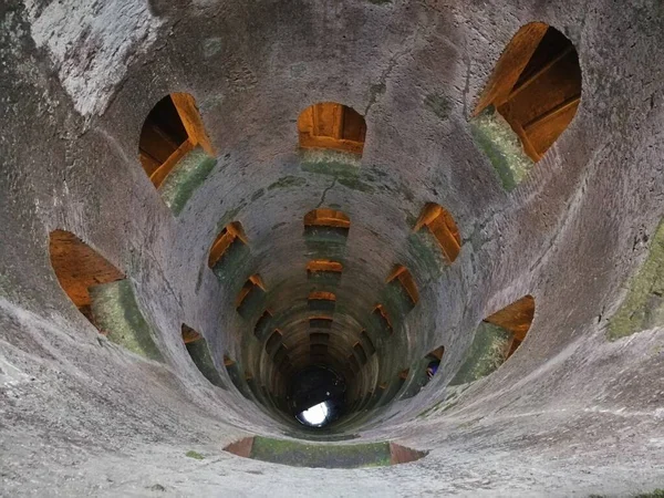 Orvieto, Umbria, Italy - 10 September 2019: View of the interior of the Pozzo di San Patrizio, built in the 16th century by Antonio da Sangallo at the behest of Pope Clement VII to supply water in the event of a siege — Stock Image Orvieto Umbria Italy September 2019 View Interior Pozzo San Patrizio Stock Picture