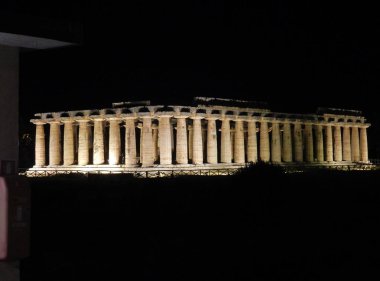 Paestum, Salerno, Campania, İtalya - 1 Temmuz 2018: Hera Tapınağı Paestum Arkeoloji Parkında aydınlatıldı