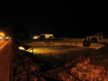 Paestum, Salerno, Campania, İtalya - 1 Temmuz 2018: Paestum Arkeoloji Parkı 'nda Neptün Tapınağı aydınlatıldı