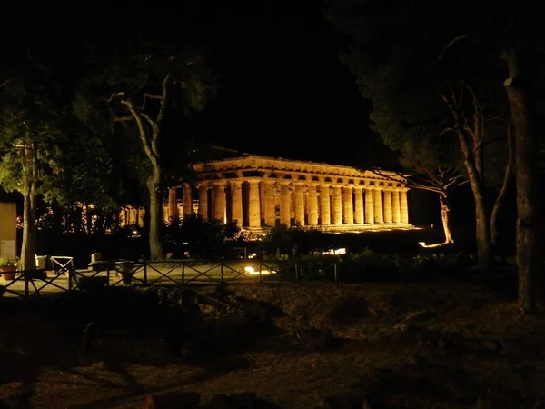 Paestum Salerno Campania Itália Julho 2018 Templo Netuno Iluminado Parque — Fotografia de Stock