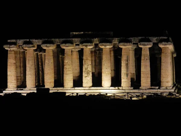 Paestum Salerno Campania Italy July 2018 Ναός Της Αθηνάς Φωτίζεται — Φωτογραφία Αρχείου