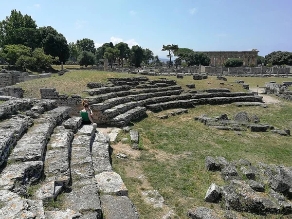 Paestum Salerno Campania Italy July 2018 Τουρίστες Στο Comitium Στο — Φωτογραφία Αρχείου