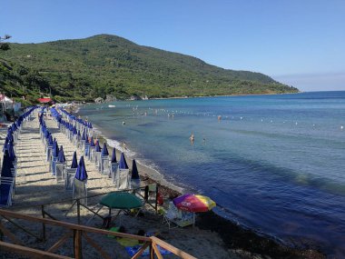 Agropoli, Salerno, Campania, İtalya - 30 Haziran 2018: Lido Trentova plajı sabah erken saatlerde Lido park alanından