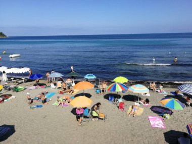 Agropoli, Salerno, Campania, İtalya - 30 Haziran 2018: Trentova Körfezi serbest plajında turistler