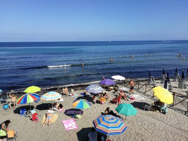 Agropoli, Salerno, Campania, İtalya - 30 Haziran 2018: Trentova Körfezi serbest plajında turistler