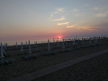 Capaccio, Salerno, Campania, İtalya - 29 Haziran 2018: Gün batımında sahilin panoramik manzarası