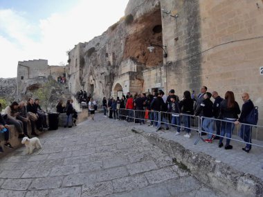 Matera, Basilicata, İtalya - 3 Kasım 2019: Casa Grotta di Vico Solitario 'da turistler