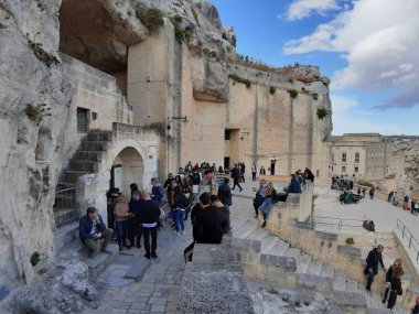 Matera, Basilicata, İtalya - 3 Kasım 2019: Casa Grotta di Vico Solitario 'da turistler