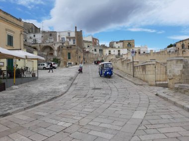 Matera, Basilicata, İtalya - 3 Kasım 2019: Maymun Calessino Piaggio tarihi merkezin dar sokaklarında