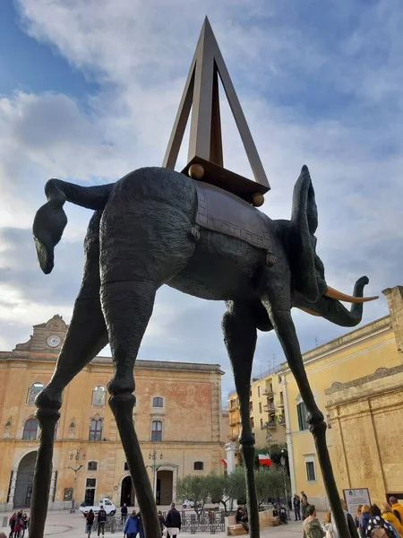意大利巴西拉塔Matera 2019年11月3日 加泰罗尼亚天才萨尔瓦多 达尔的大型雕塑Elefante Trampoliere在维托里奥 韦尼托广场展出 — 图库照片
