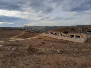 Matera, Basilicata, İtalya - 1 Kasım 2019: Contrada Murgia Timone 'daki San Falcione Mağara Kilisesi